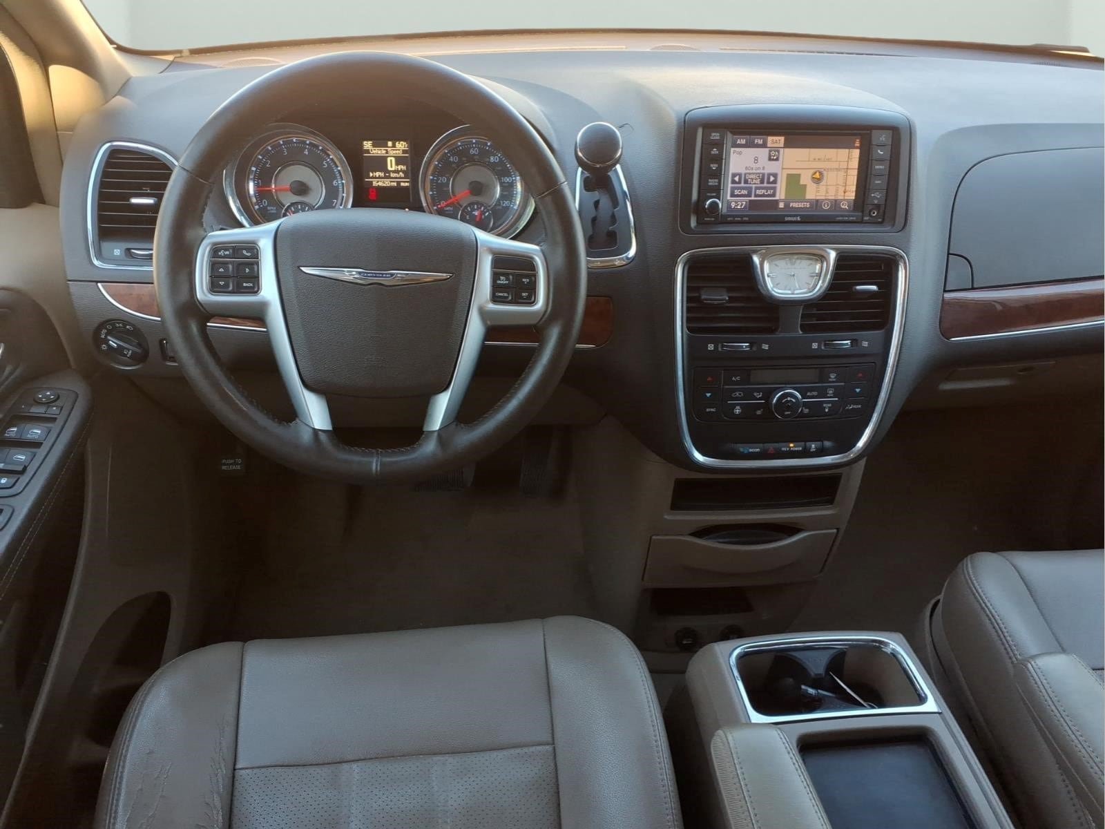 Used 2013 Chrysler Town & Country Touring-L w/ Driver Convenience Group FWD image 9