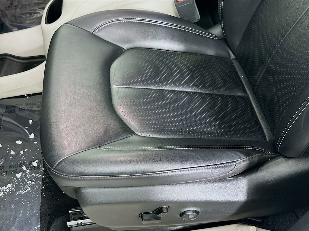 Certified 2024 Chrysler Pacifica Touring-L image 29