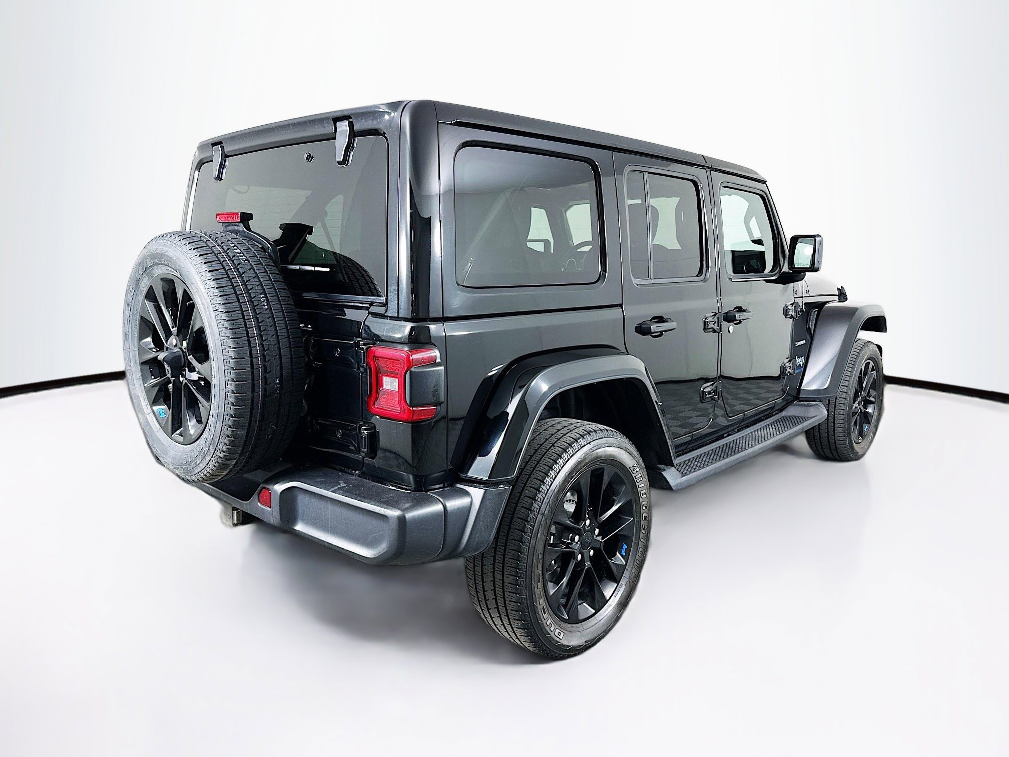 Used 2023 Jeep Wrangler Sahara w/ Cold Weather Group AWD/4WD image 9