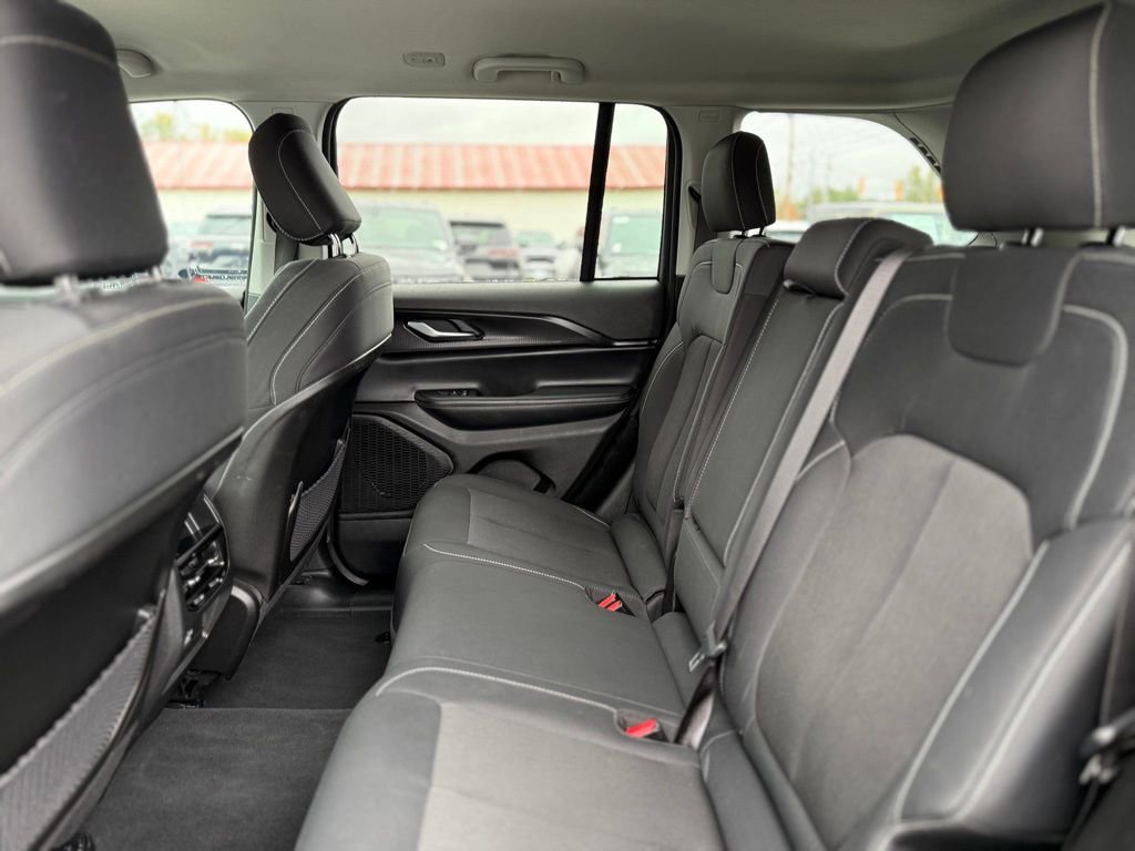 Used 2024 Jeep Grand Cherokee Laredo image 6