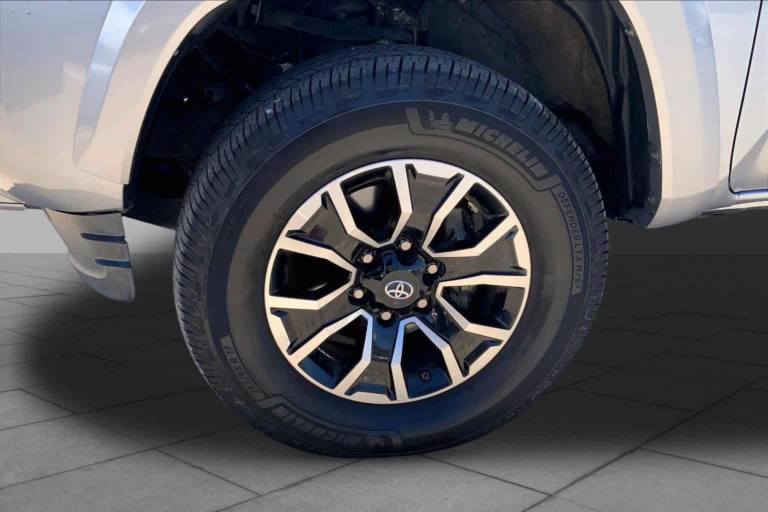Used 2020 Toyota Tacoma TRD Sport w/ Technology Package AWD/4WD image 10