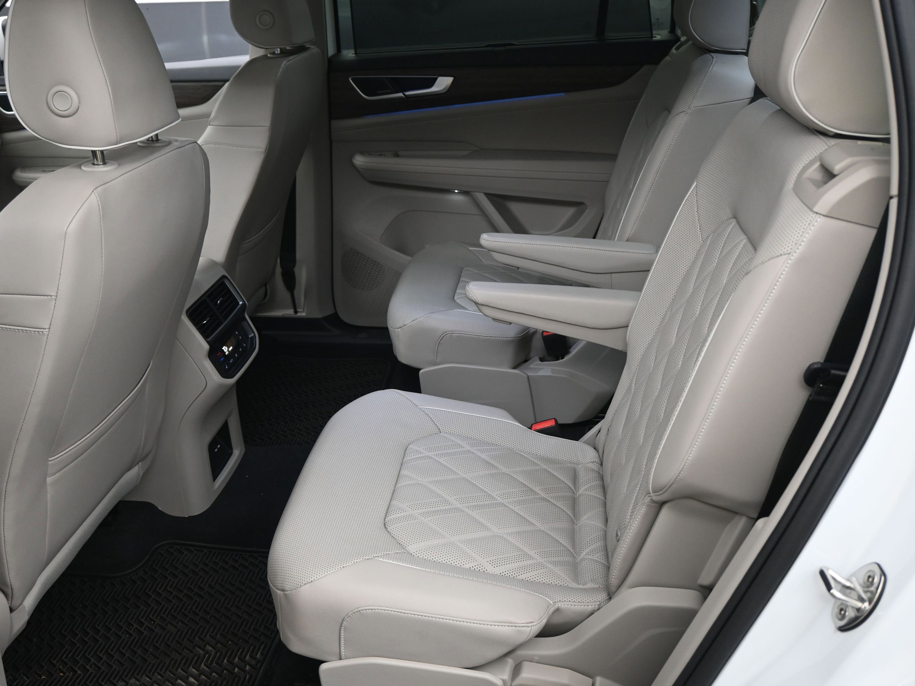 Used 2025 Volkswagen Atlas SEL Premium R-Line image 6