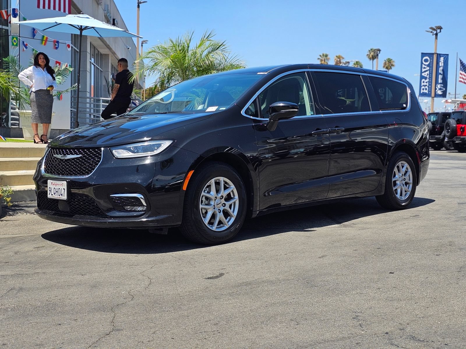 Used 2024 Chrysler Pacifica Touring-L FWD image 3