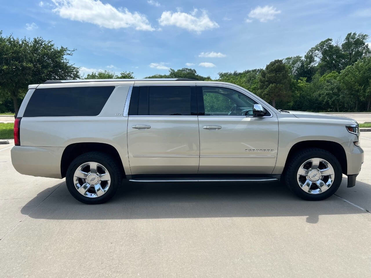 Used 2016 Chevrolet Suburban LTZ RWD image 5