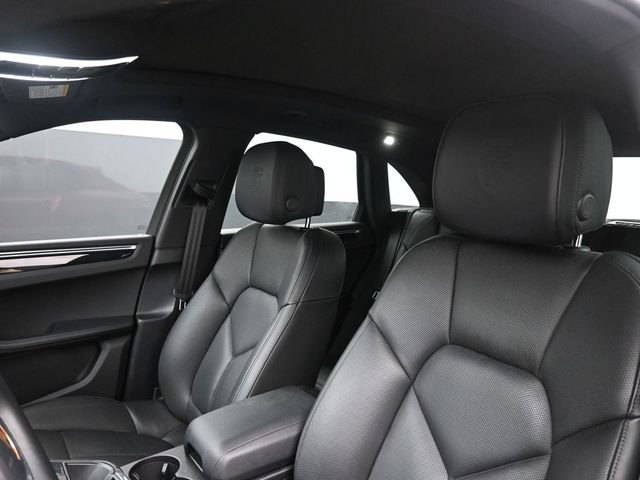 Certified 2022 Porsche Macan AWD/4WD image 5