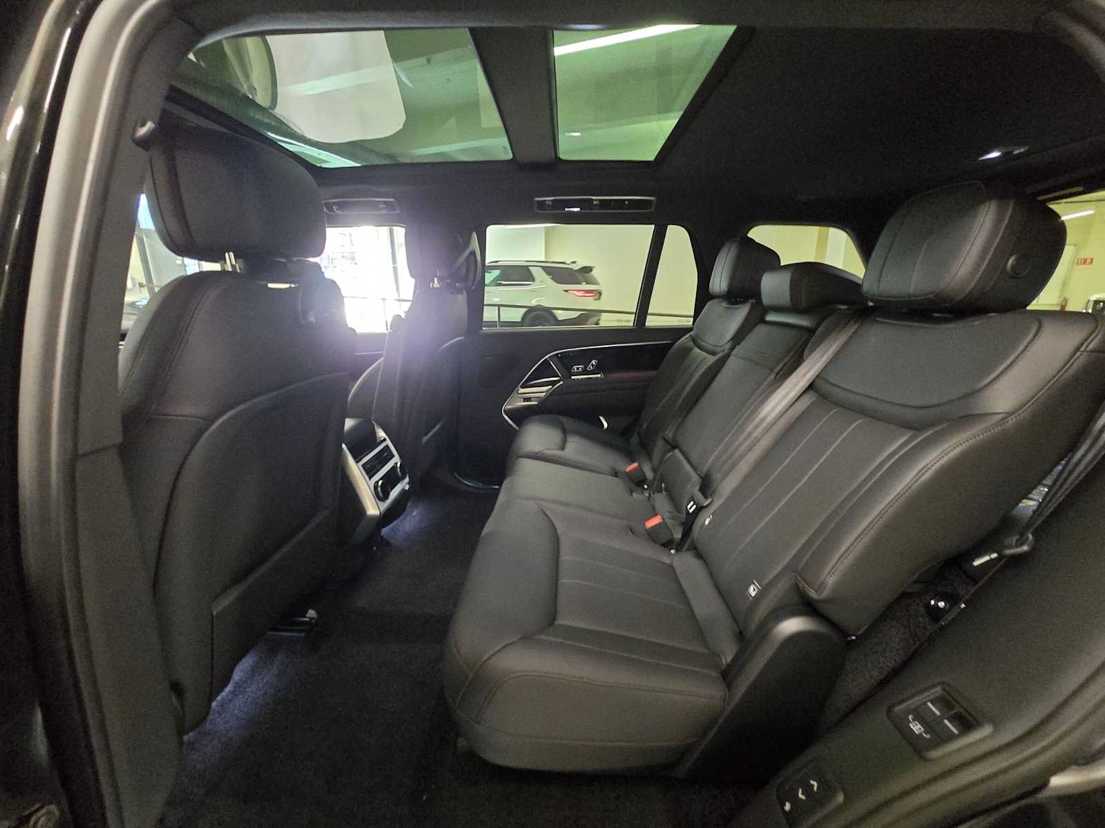 New 2026 Land Rover Range Rover Long Wheelbase SE AWD/4WD image 17