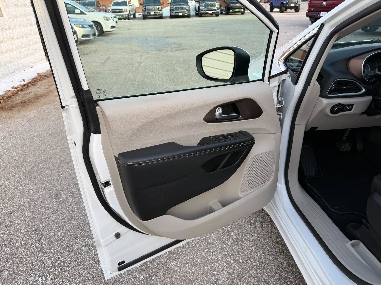 Used 2020 Chrysler Voyager LX FWD image 7