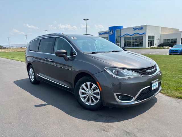 Used 2019 Chrysler Pacifica Touring-L FWD image 2