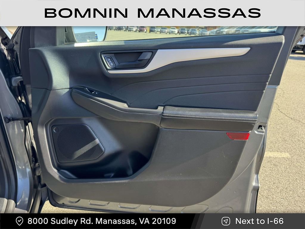 Used 2022 Ford Escape SE w/ SE Sport Appearance Package image 8