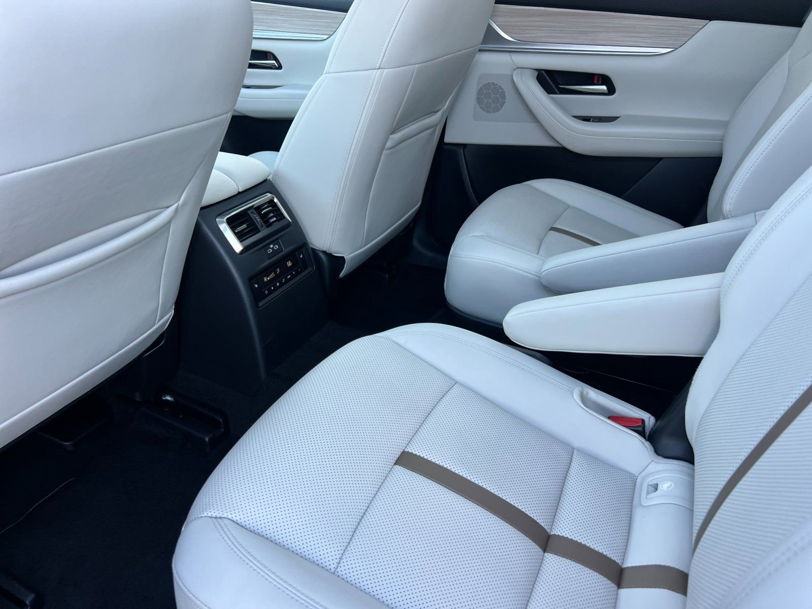 Used 2024 MAZDA CX-90 Plug-In Hybrid w/ Premium Plus image 12