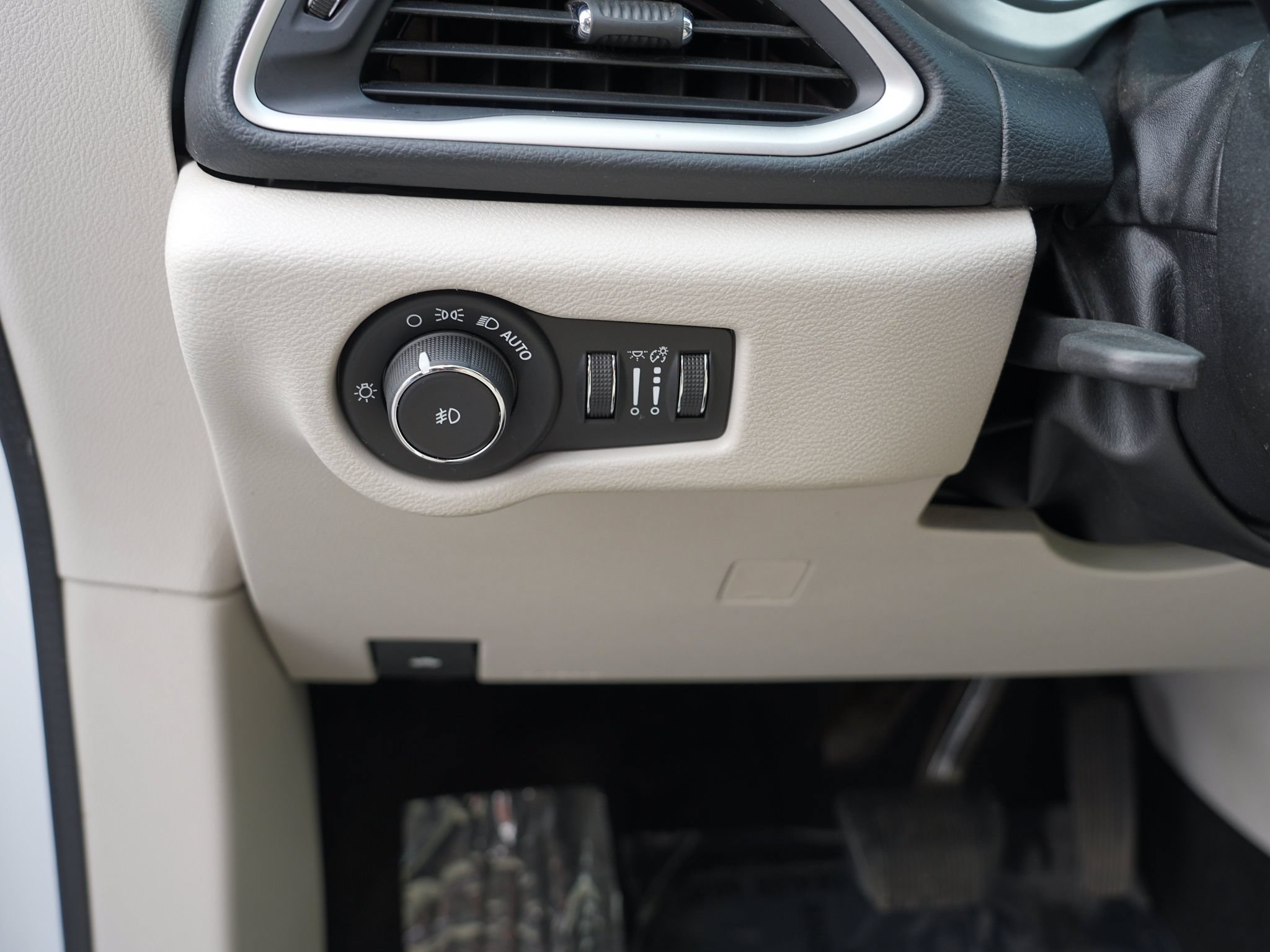 Used 2018 Chrysler Pacifica Touring Plus FWD image 18