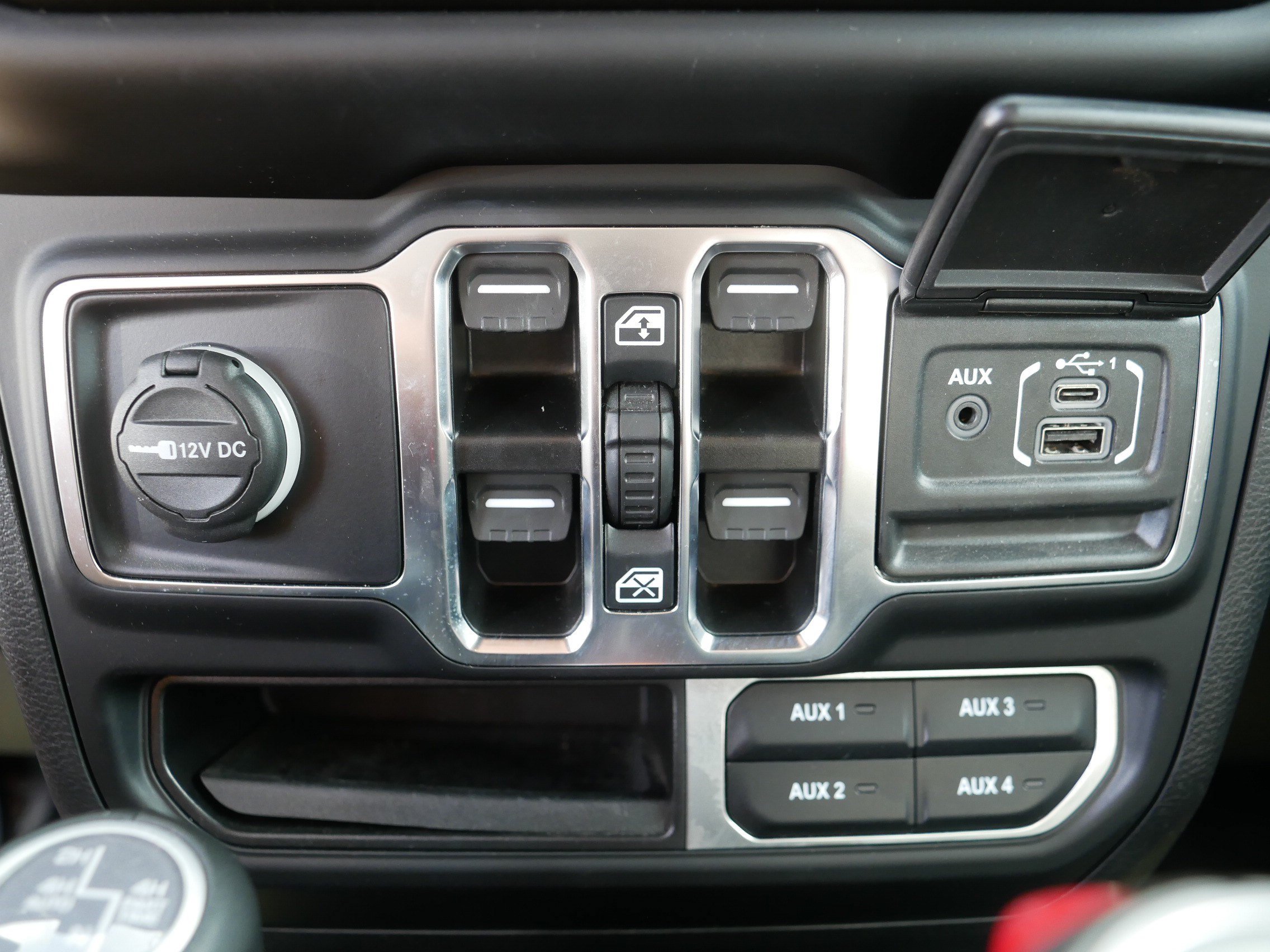 Used 2022 Jeep Wrangler Unlimited Sahara AWD/4WD image 31