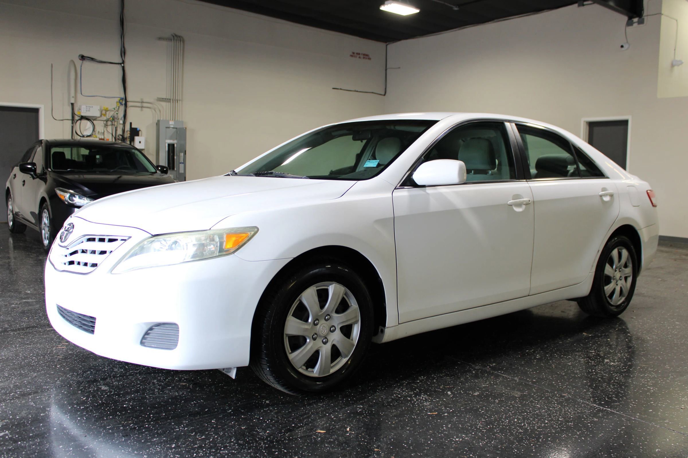 Used 2010 Toyota Camry LE image 6