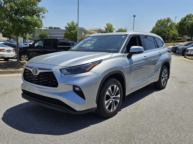 Used 2024 Toyota Highlander XLE FWD image 4