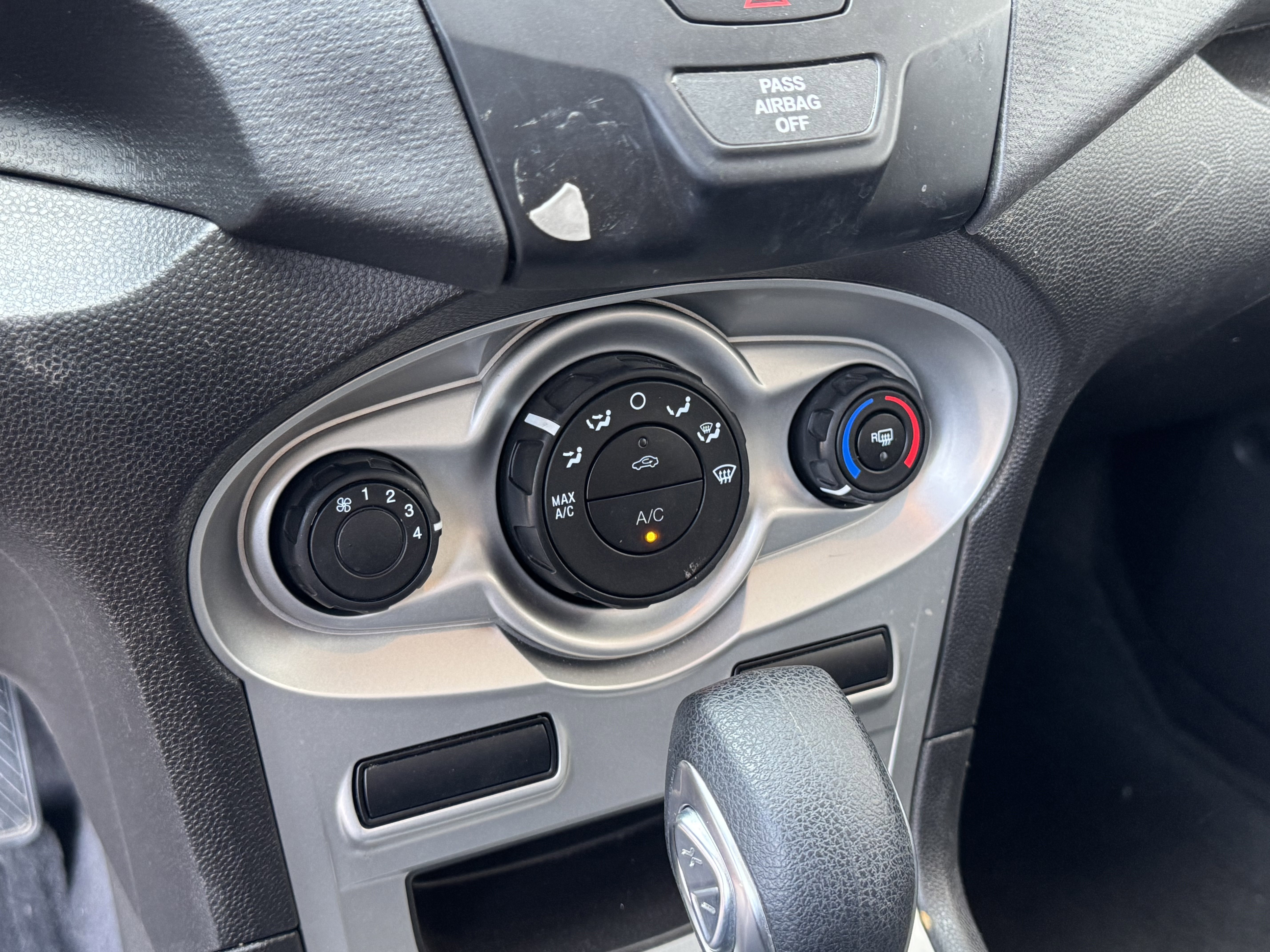 Used 2019 Ford Fiesta SE image 19