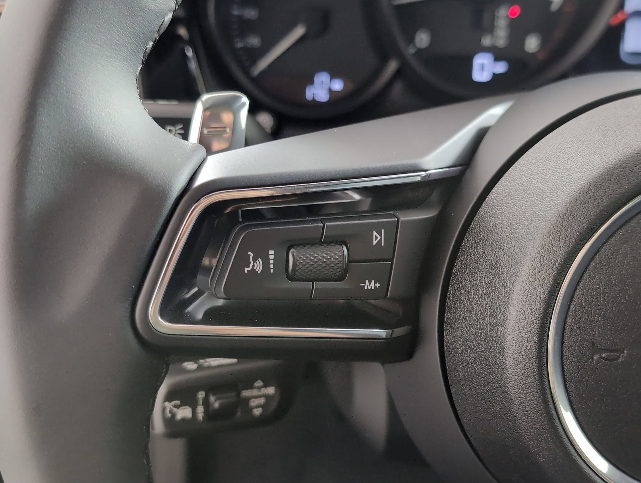 Certified 2025 Porsche Macan AWD/4WD image 28