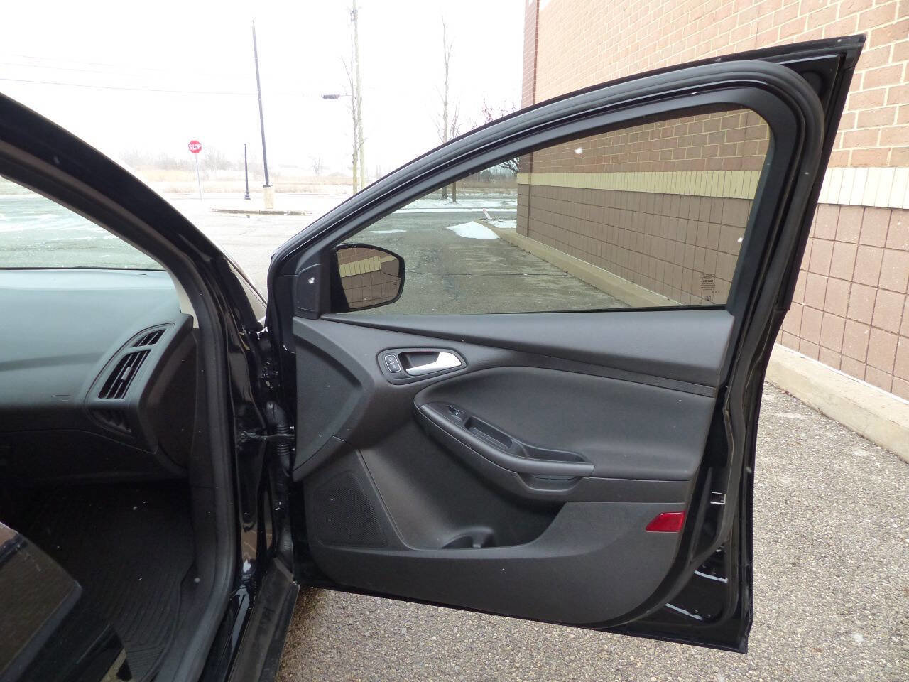 Used 2016 Ford Focus SE w/ Equipment Group 201A FWD image 38