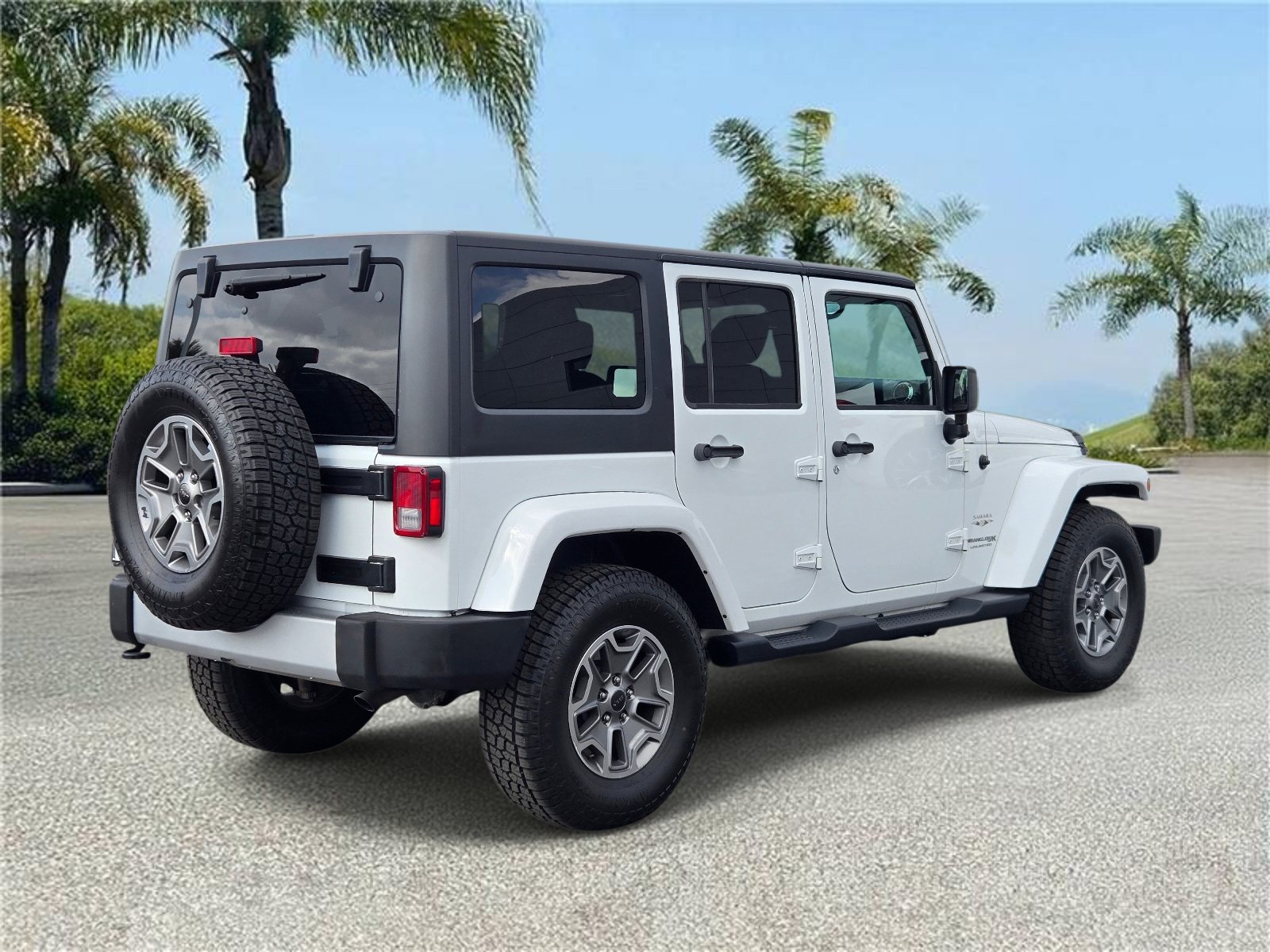 Used 2018 Jeep Wrangler Unlimited Sahara w/ Connectivity Group AWD/4WD image 4