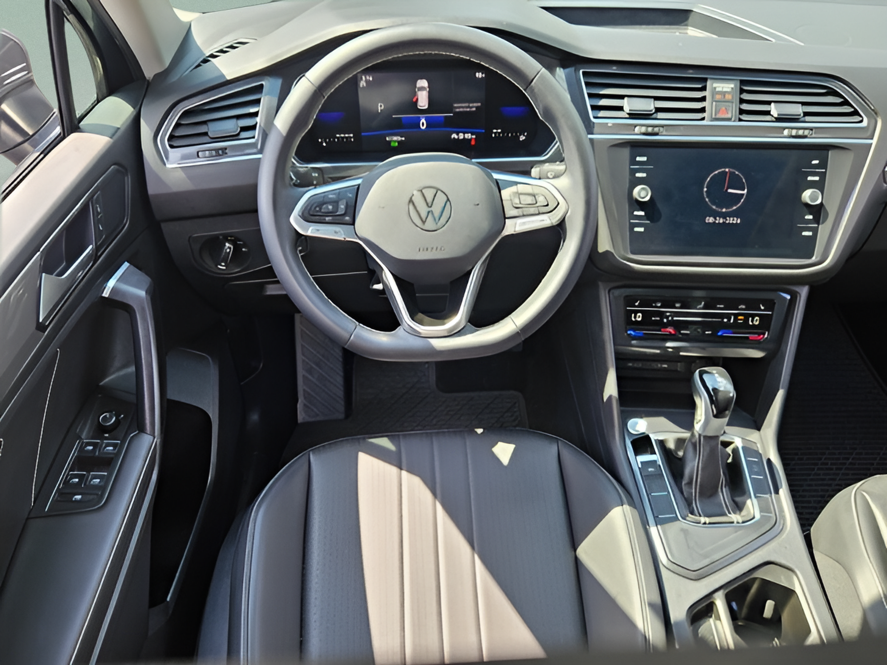 Certified 2023 Volkswagen Tiguan SE w/ Panoramic Sunroof Package FWD image 12