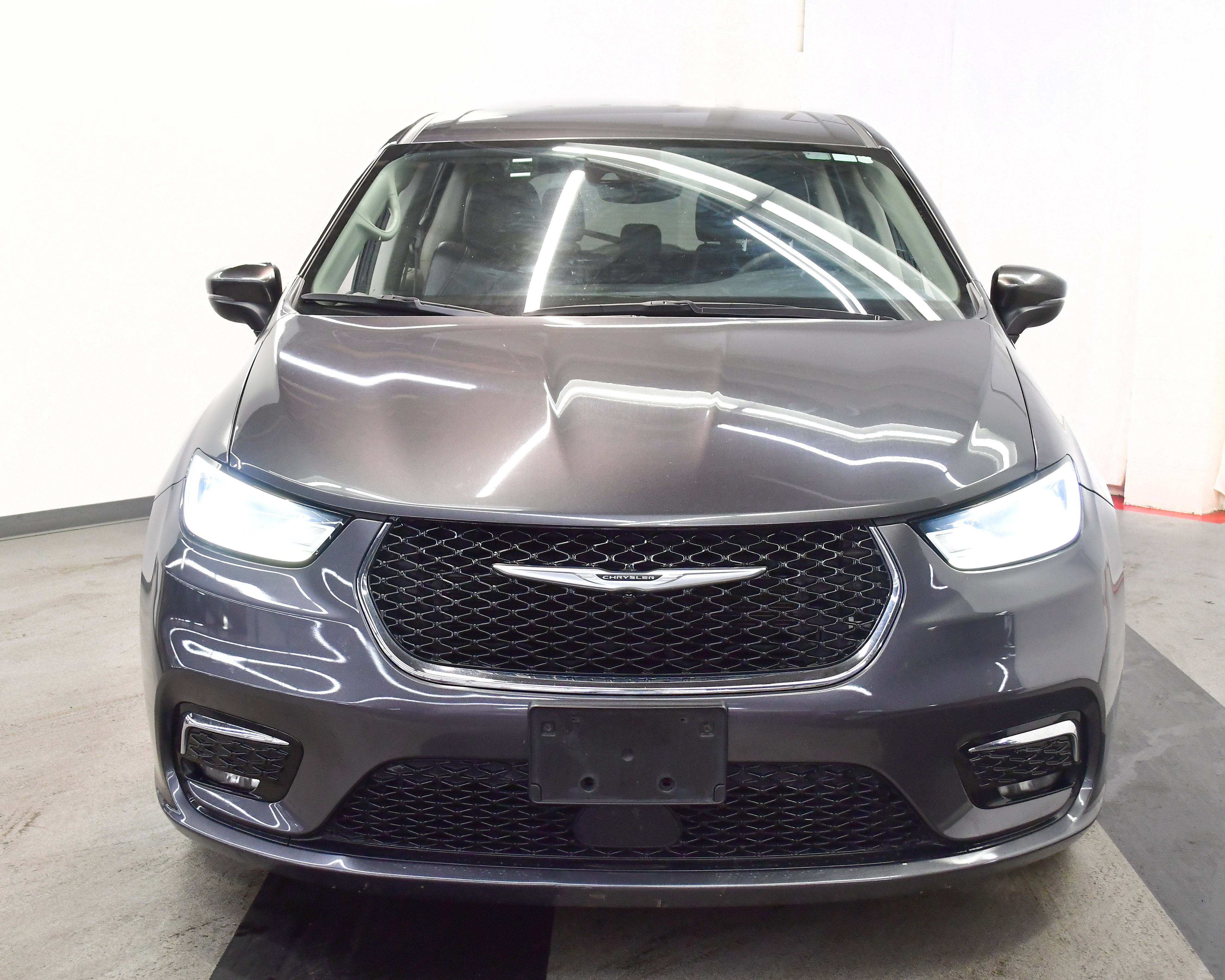 Used 2023 Chrysler Pacifica Touring-L image 4