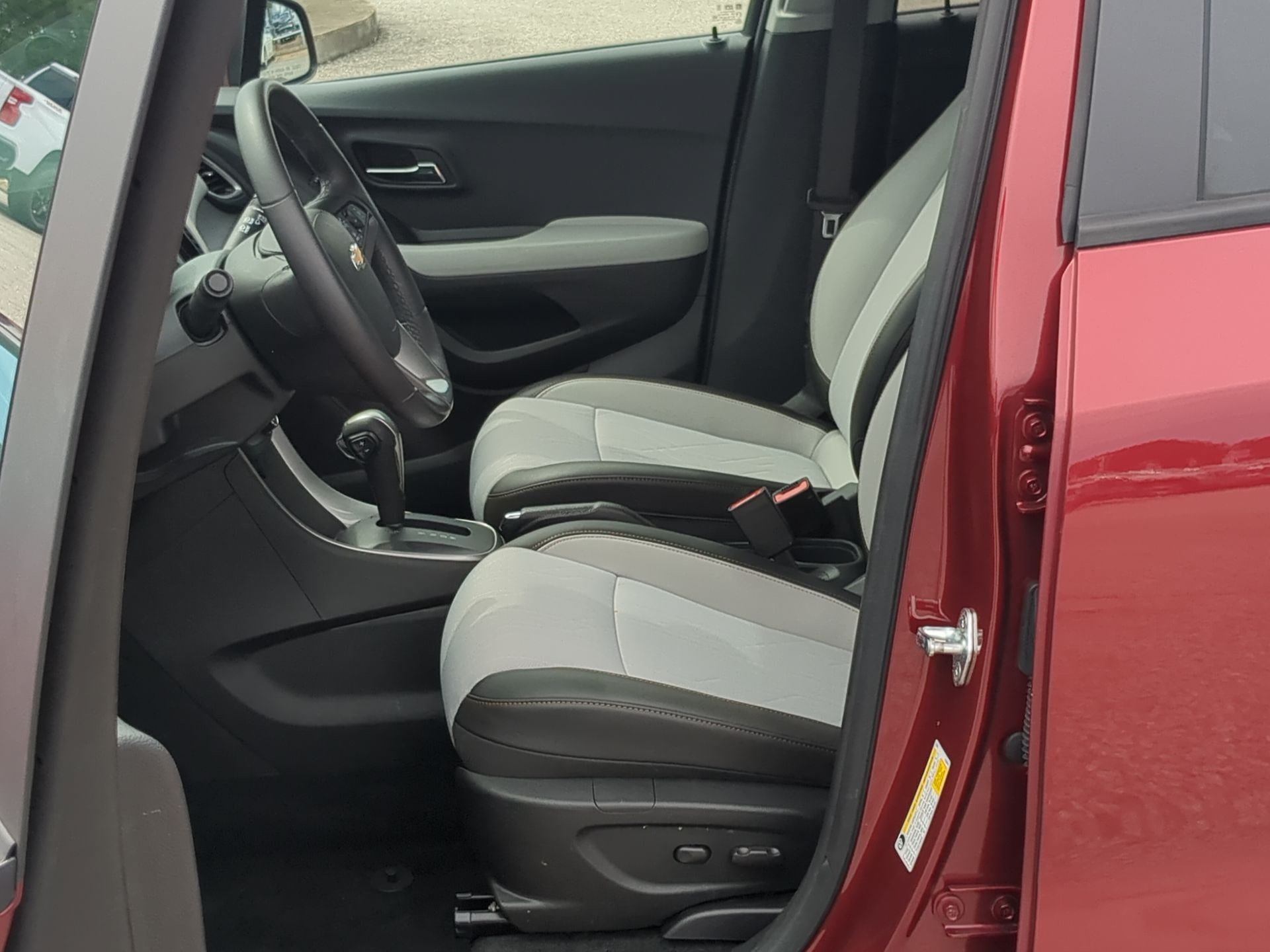 Used 2022 Chevrolet Trax LT w/ LT Convenience Package AWD/4WD image 12