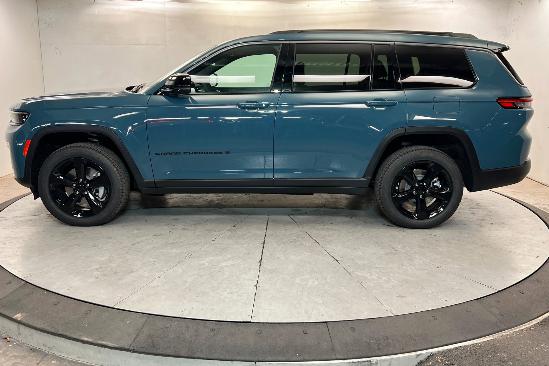 New 2026 Jeep Grand Cherokee L Limited w/ Limited Altitude Package AWD/4WD image 2