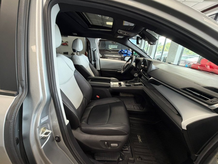 Used 2025 Toyota Sienna XSE FWD image 51