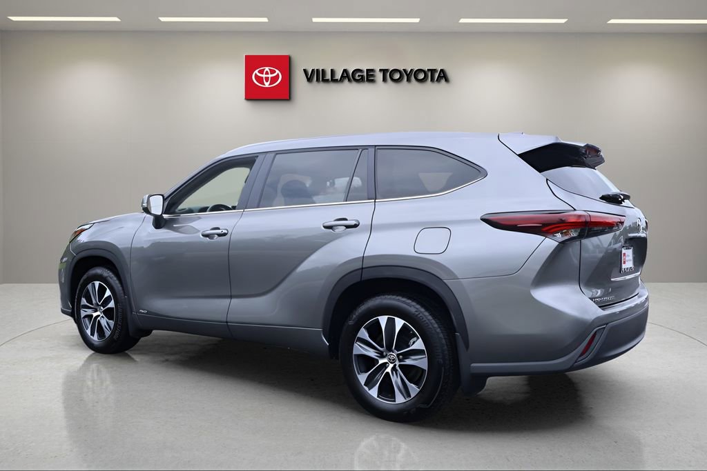 Certified 2025 Toyota Highlander XLE AWD/4WD image 3