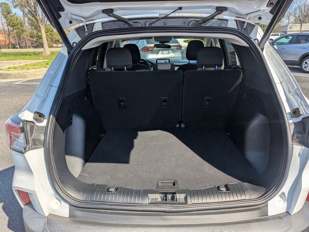 Used 2022 Ford Escape SE w/ SE Sport Appearance Package image 16