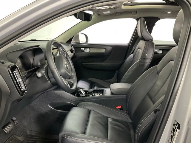 Certified 2023 Volvo XC40 B5 Plus w/ Climate Package image 28