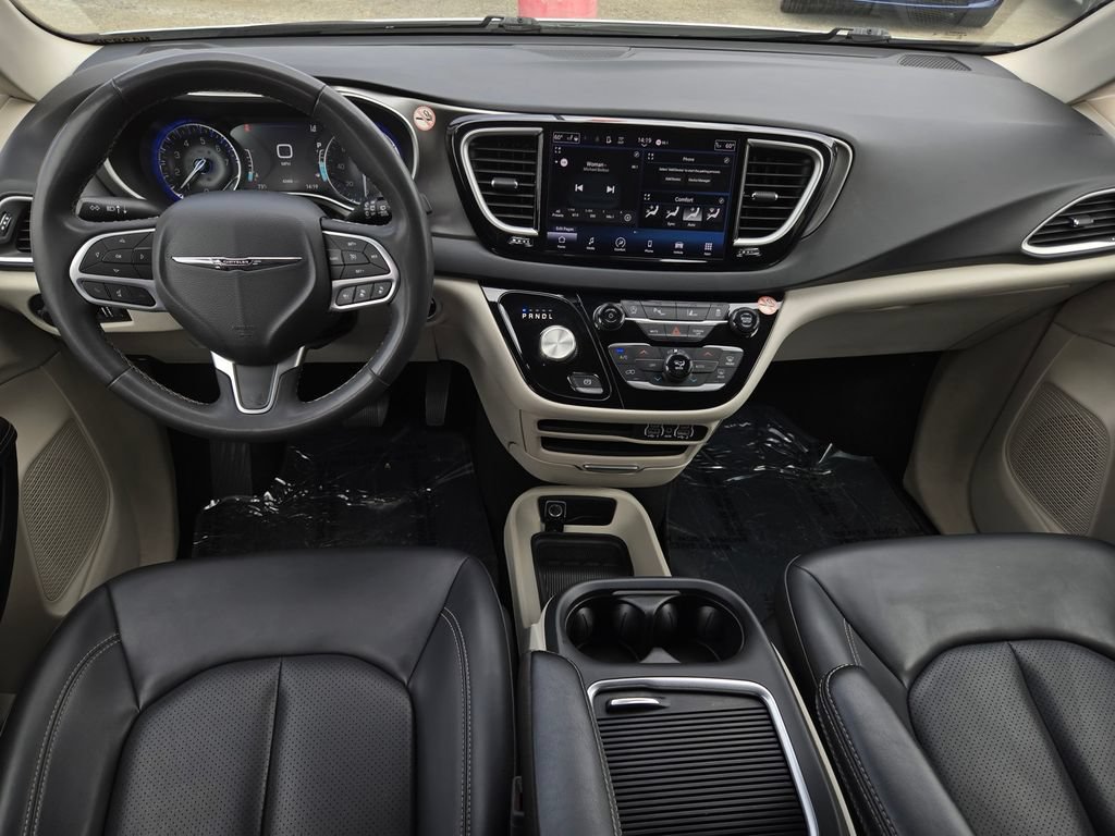 Used 2023 Chrysler Pacifica Touring-L FWD image 16