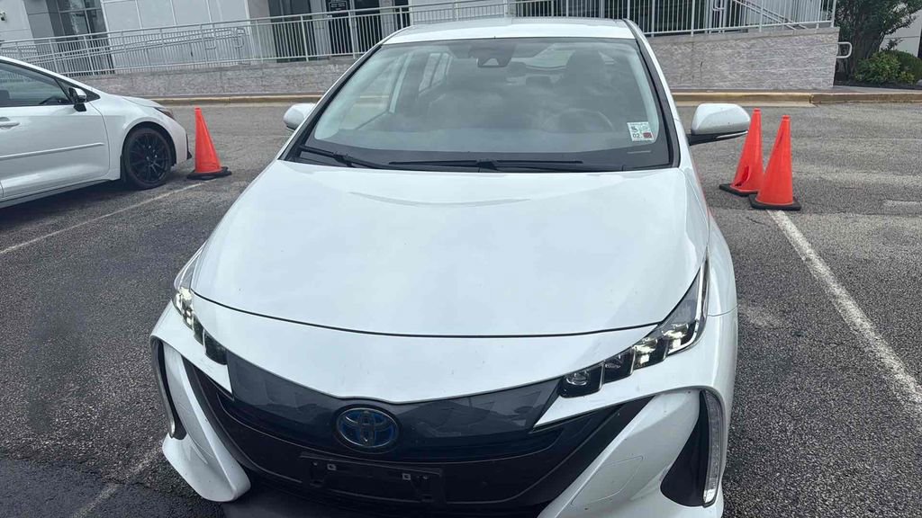 Used 2022 Toyota Prius Prime XLE FWD image 2