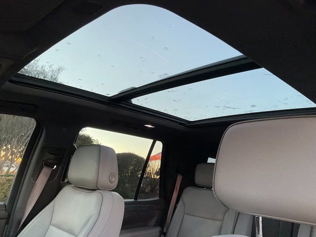 Used 2022 GMC Yukon SLT w/ SLT Premium Package image 9
