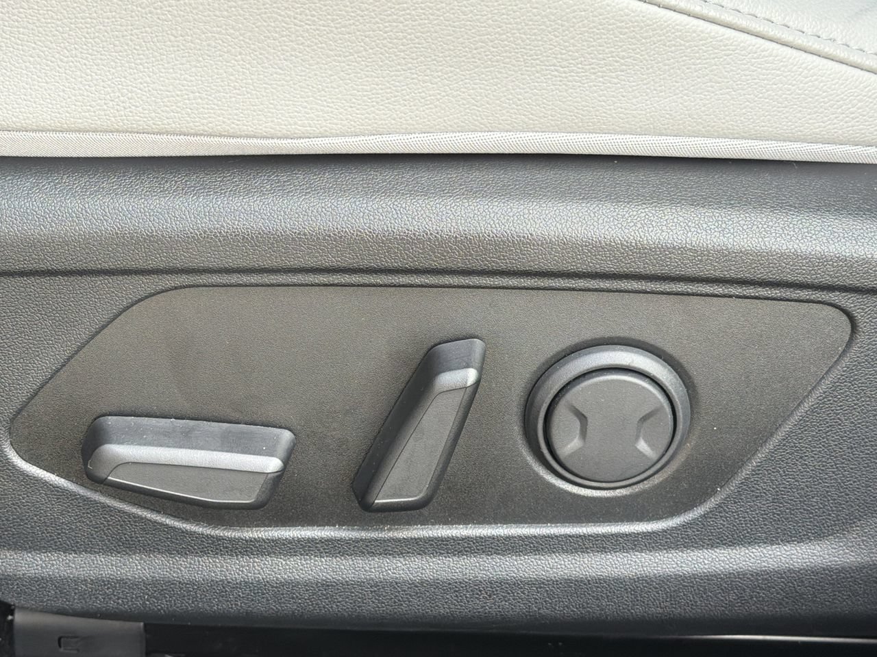 Used 2025 Hyundai Elantra Limited FWD image 18