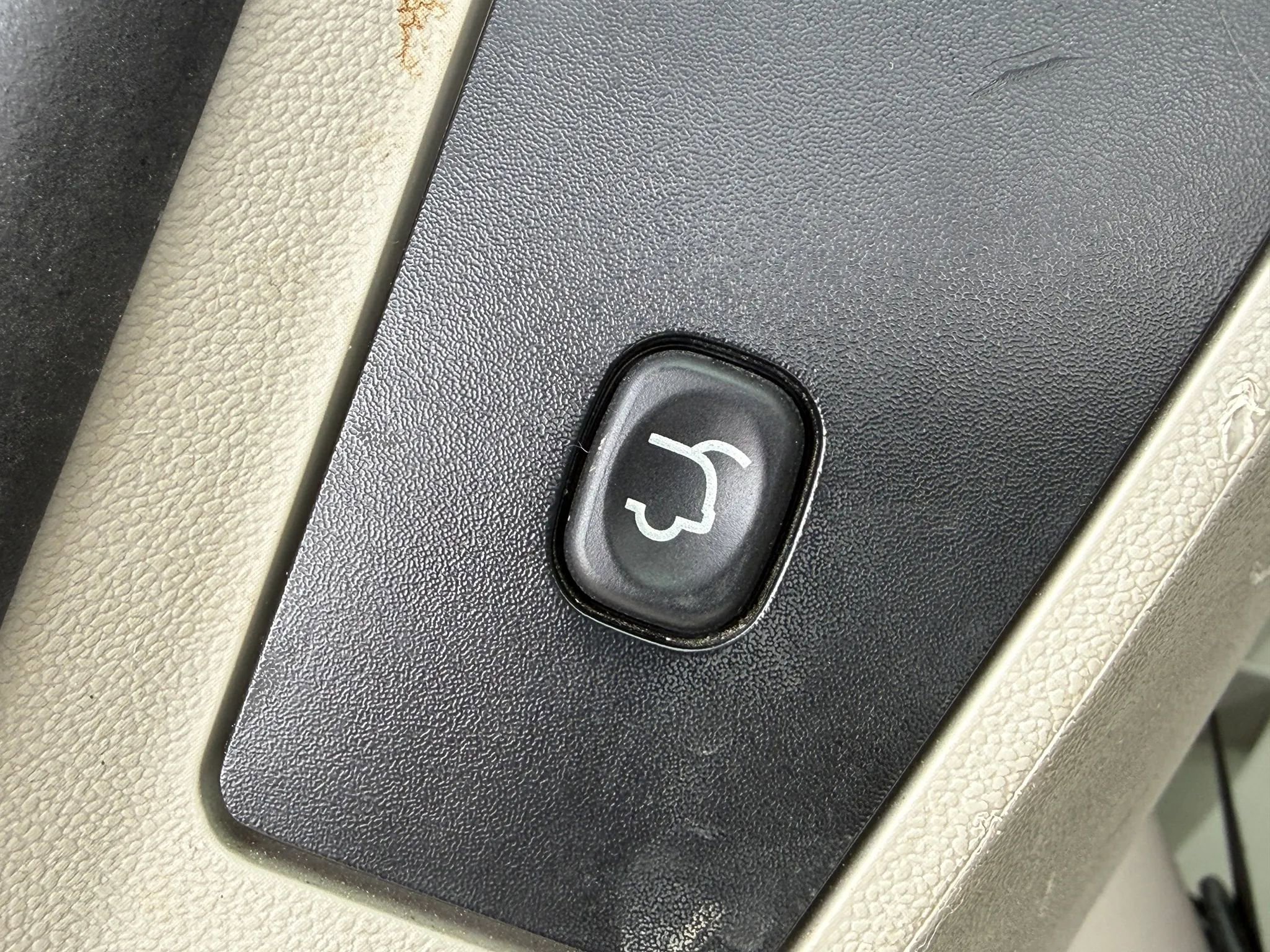 Used 2015 Chrysler Town & Country Touring FWD image 17