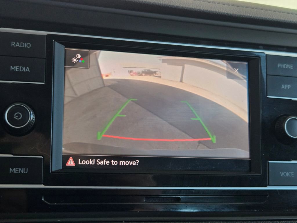 Used 2023 Volkswagen Jetta SE w/ Panoramic Sunroof Package image 2