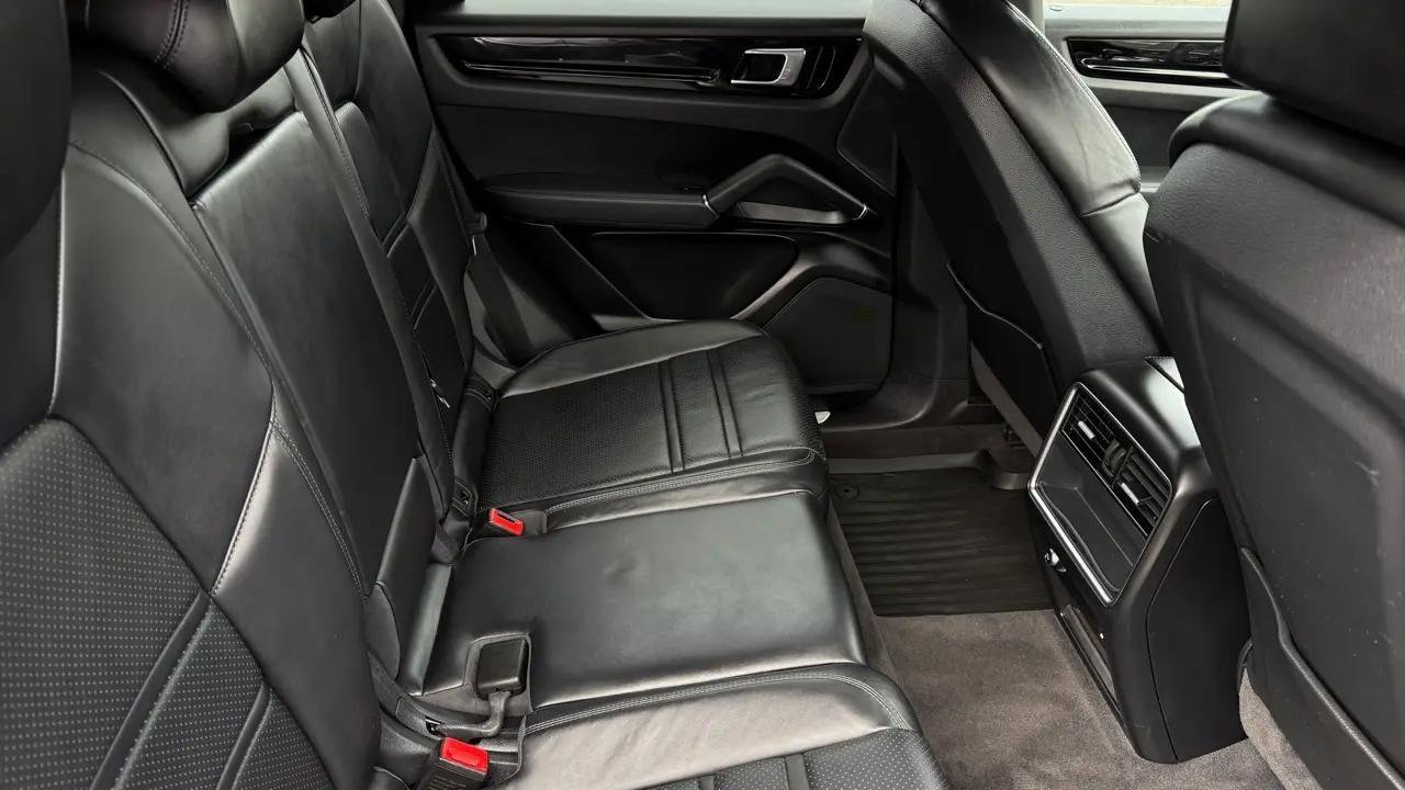Used 2021 Porsche Cayenne image 23