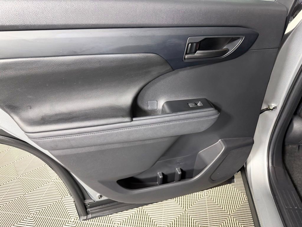 Used 2023 Toyota Highlander LE image 25