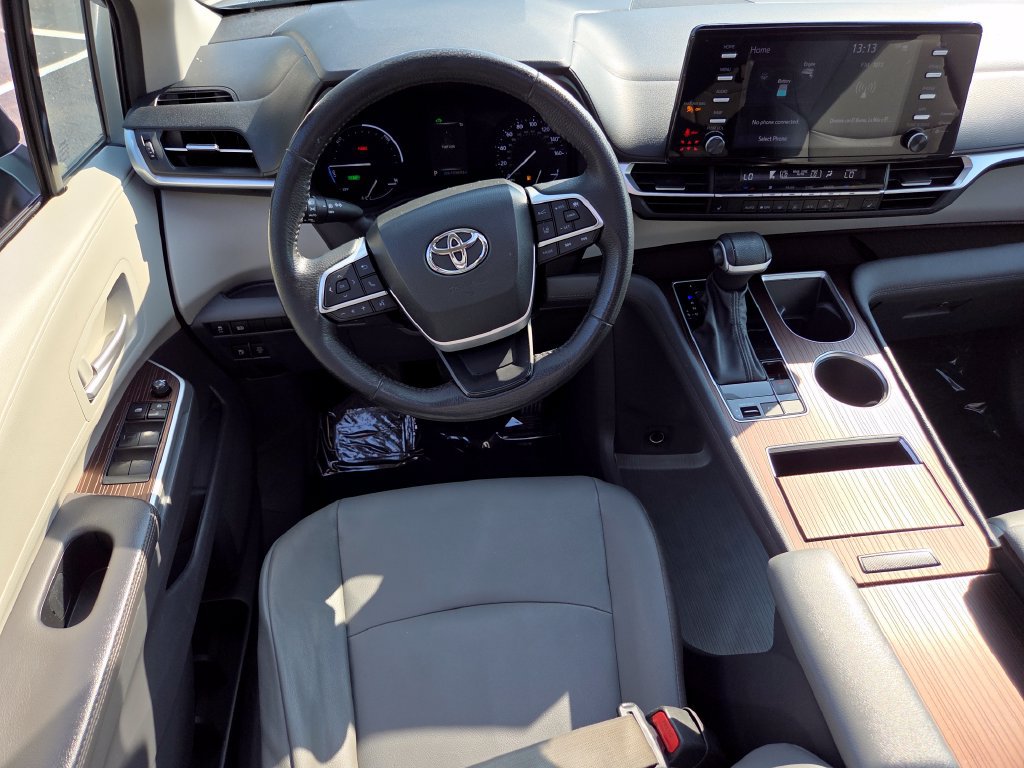 Used 2023 Toyota Sienna XLE FWD image 30