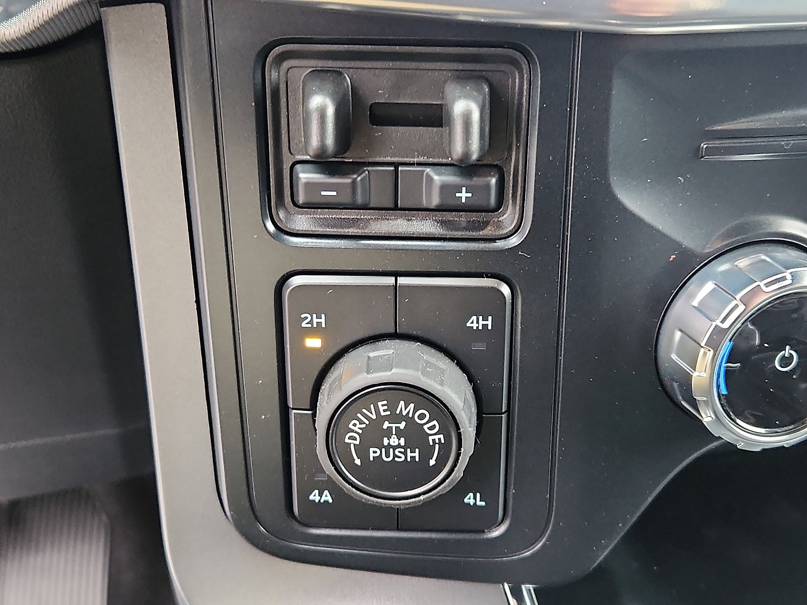 New 2025 Ford F150 Lariat w/ Equipment Group 501A Mid image 16