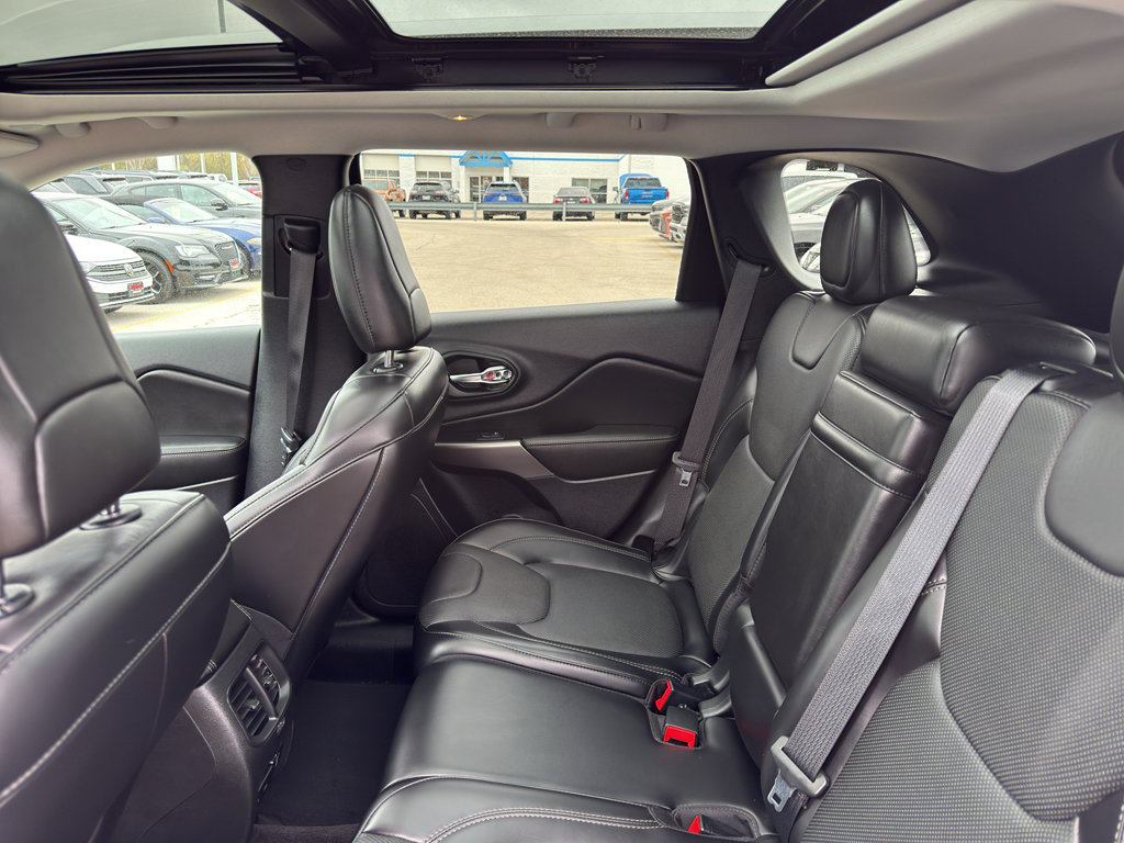 Used 2019 Jeep Cherokee Limited w/ Luxury Group AWD/4WD image 34