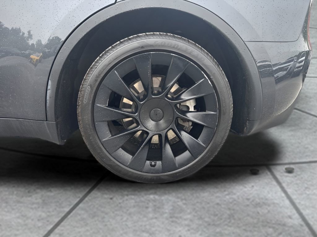 Used 2024 Tesla Model Y Long Range RWD image 35