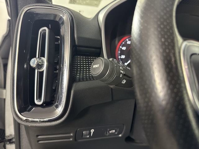 Used 2019 Volvo XC40 T5 R-Design image 14