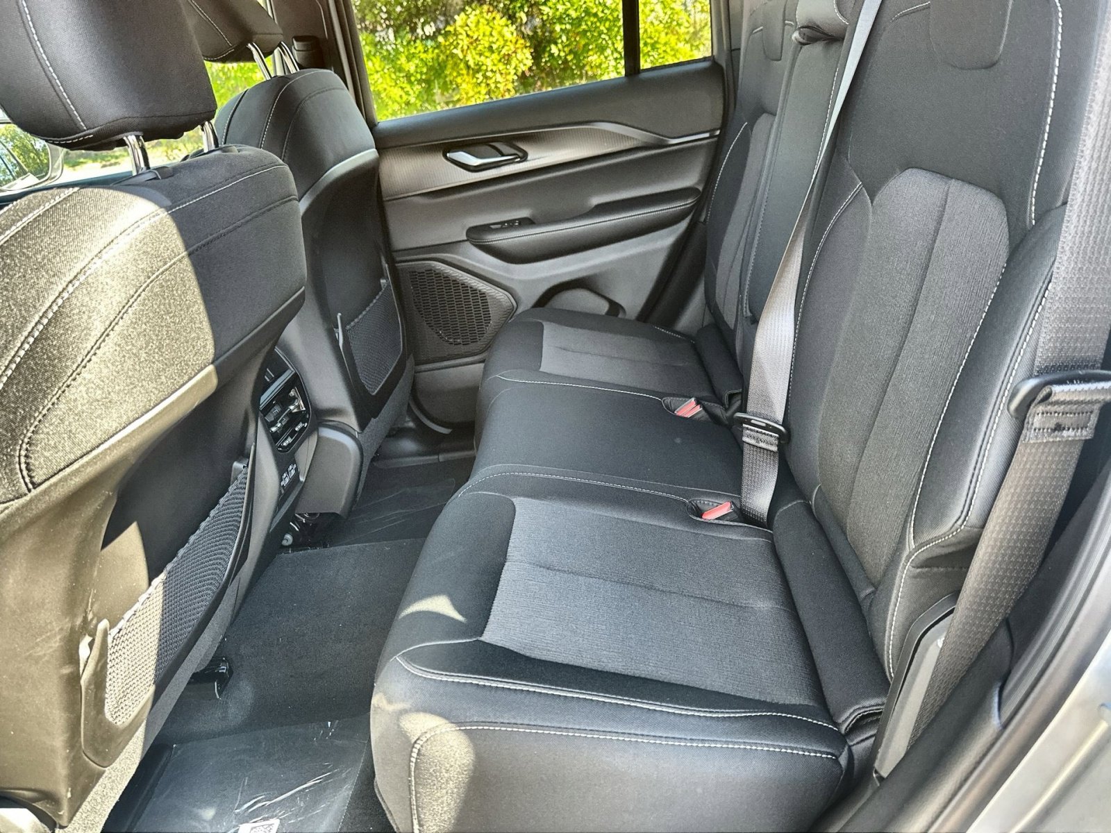 New 2025 Jeep Grand Cherokee Laredo w/ Luxury Tech Group I image 24