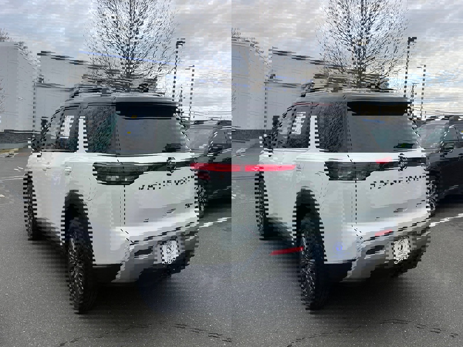 Used 2023 Nissan Pathfinder SL w/ SL Premium Package image 3