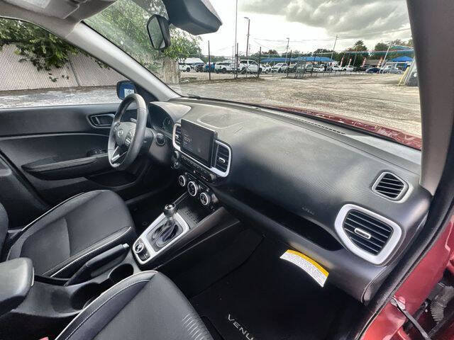 Used 2023 Hyundai Venue Limited w/ Cargo Package FWD image 29