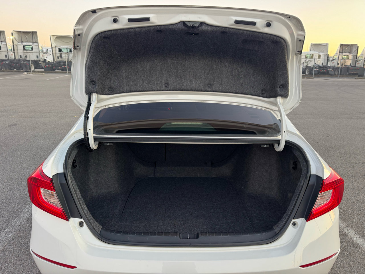 Used 2018 Honda Accord EX image 30