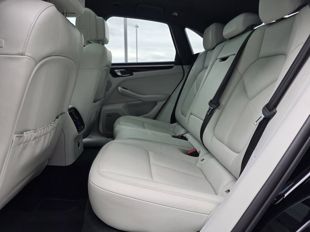 Certified 2023 Porsche Macan S AWD/4WD image 19