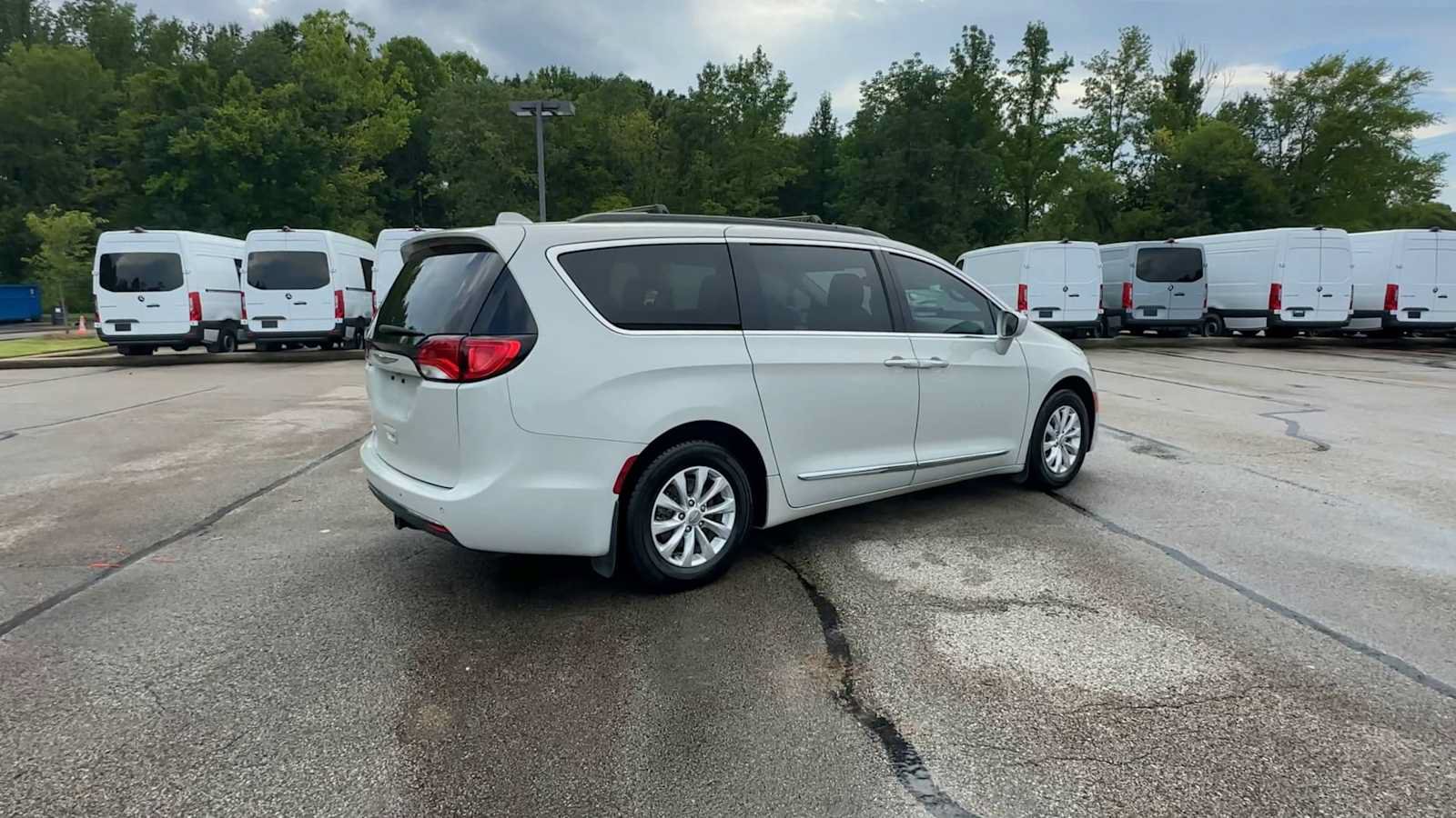 Used 2017 Chrysler Pacifica Touring-L FWD image 8