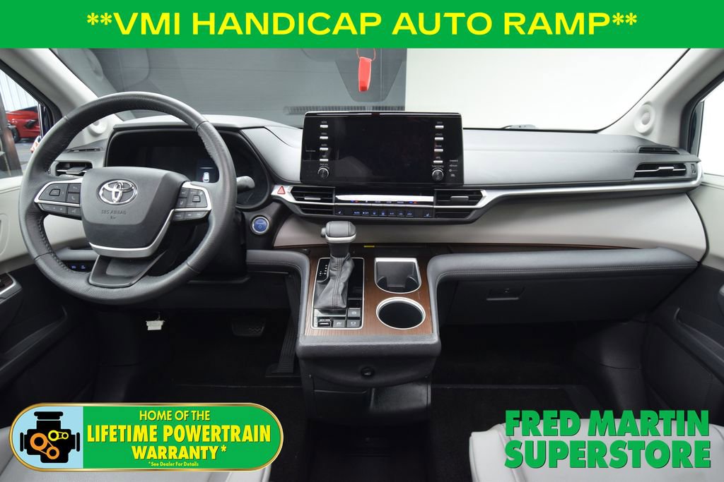 Used 2022 Toyota Sienna XLE image 19